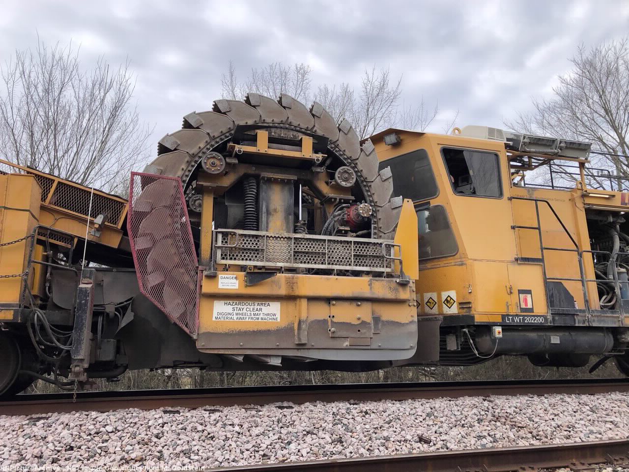 LMIX 432 Loram Shoulder Ballast Cleaner 32 (Plasser American)